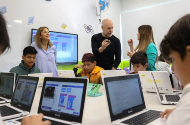 Larreta y Acuña visitaron una escuela de Pompeya