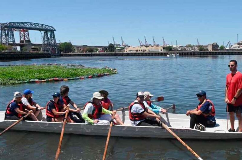 Remeros navegaron 12 km en el Riachuelo por «la recuperación del río»