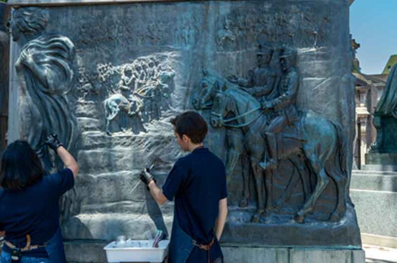 Restauran monumentos del Cementerio de la Recoleta