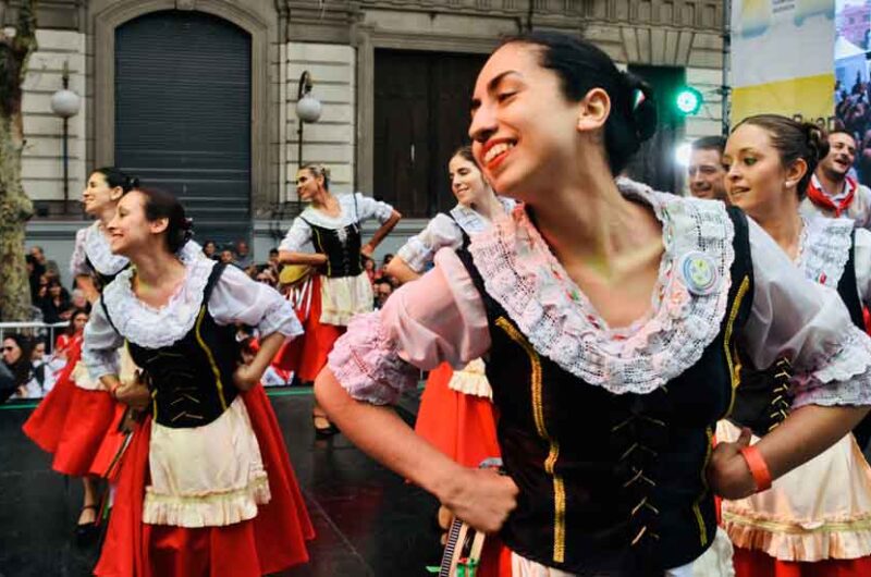 El BA Celebra Calabria llenó de alegría la Avenida de Mayo