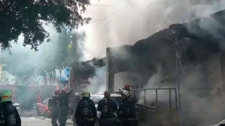 Bomberos combatieron un voraz incendio en La Boca Bomberos combatieron un voraz incendio en La Boca