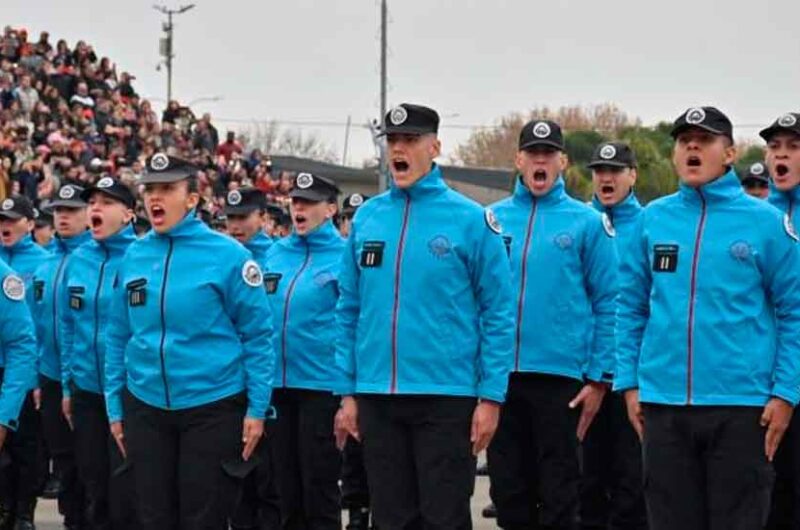 Cadetes de la Policía y de Bomberos juraron la Bandera Cadetes de la Policía y de Bomberos juraron la Bandera
