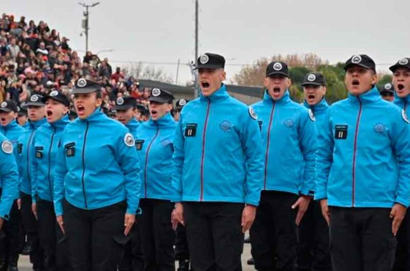 Cadetes de la Policía y de Bomberos juraron la Bandera