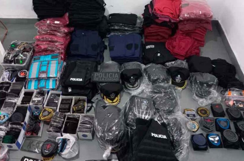 Secuestran más de 1.700 uniformes policiales truchos Secuestran más de 1.700 uniformes policiales truchos