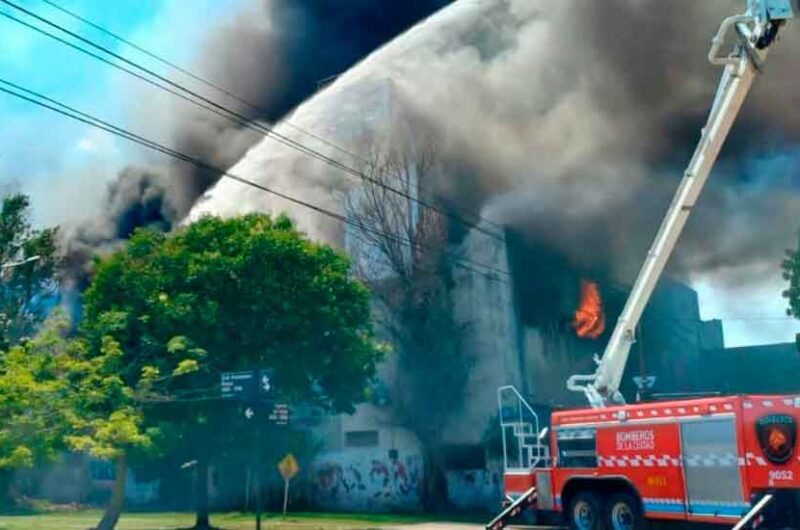 Incendio en un depósito de cartón en Nueva Pompeya
