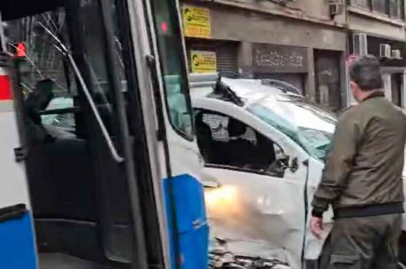 Choque entre un colectivo y una camioneta deja 13 heridos Choque entre un colectivo y una camioneta deja 13 heridos