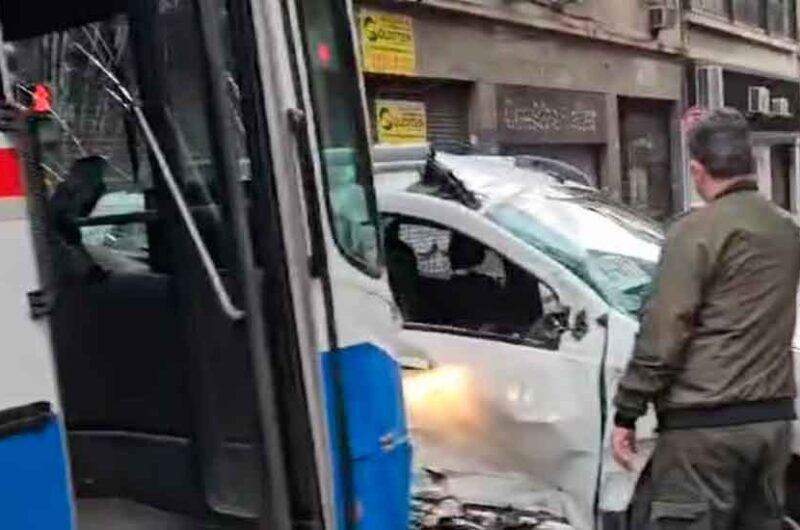 Choque entre un colectivo y una camioneta deja 13 heridos