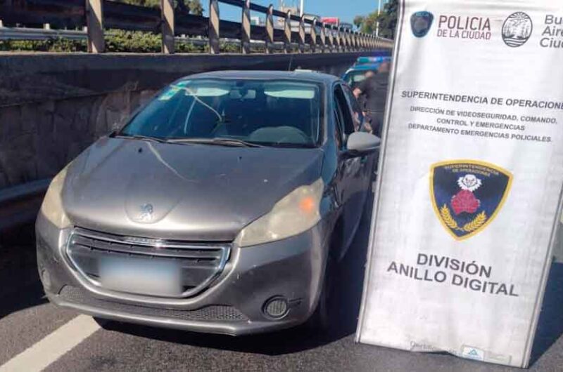 Un extranjero detenido por circular en un auto robado Un extranjero detenido por circular en un auto robado