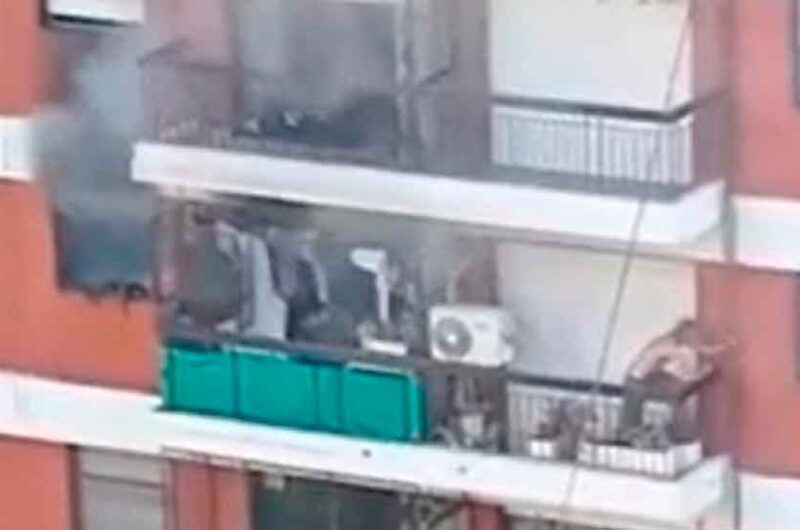 Incendió: Los bomberos rescataron a personas que quedaron atrapadas Incendió: Los bomberos rescataron a personas que quedaron atrapadas