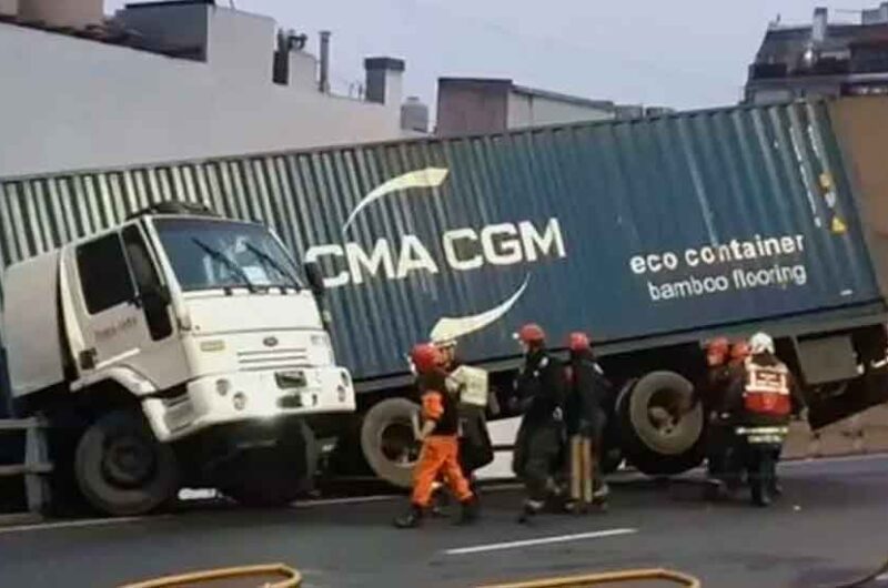 Un camión chocó y quedó colgando de la Autopista Un camión chocó y quedó colgando de la Autopista