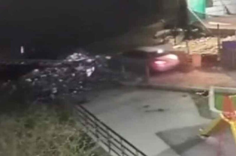 Un auto cayó al Riachuelo con una pareja a bordo Un auto cayó al Riachuelo con una pareja a bordo