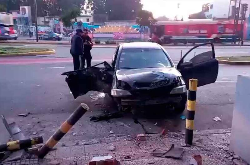 Violento choque de un auto con varios pilares de hierro Violento choque de un auto con varios pilares de hierro