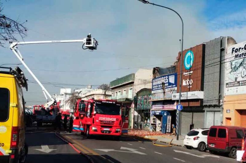 Incendio en local de aires acondicionados en Warnes al 1400 Incendio en local de aires acondicionados en Warnes al 1400