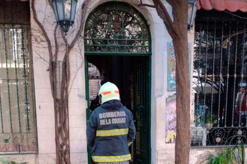 Dos hospitalizados por un incendio en un inquilinato Dos hospitalizados por un incendio en un inquilinato