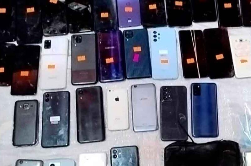 Inspección a una cueva de celulares en Liniers Inspección a una cueva de celulares en Liniers