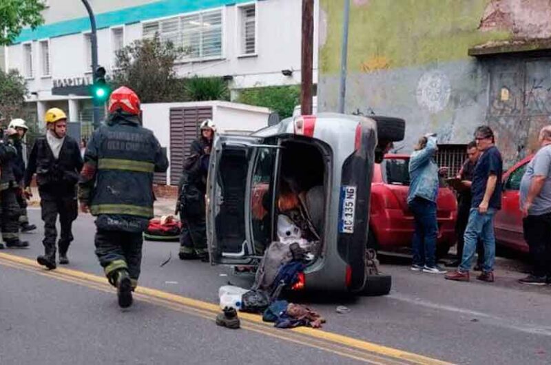 Un automóvil chocó contra dos vehículos estacionados Un automóvil chocó contra dos vehículos estacionados