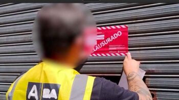Clausuran locales y una fábrica de camisetas de fútbol truchas