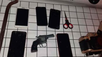 Dos detenidos con un arma de fuego en la puerta de un hotel