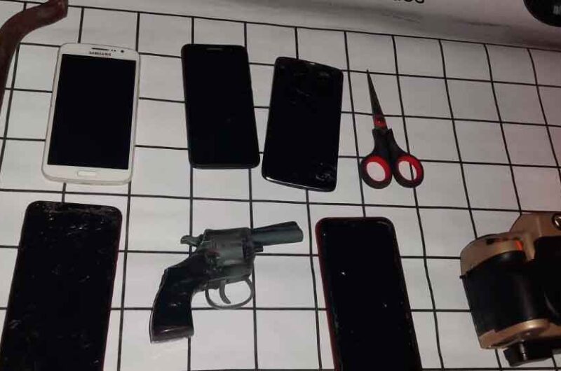 Dos detenidos con un arma de fuego en la puerta de un hotel Dos detenidos con un arma de fuego en la puerta de un hotel