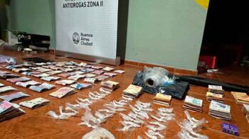 Dos dealers extranjeros y droga incautada tras allanamientos