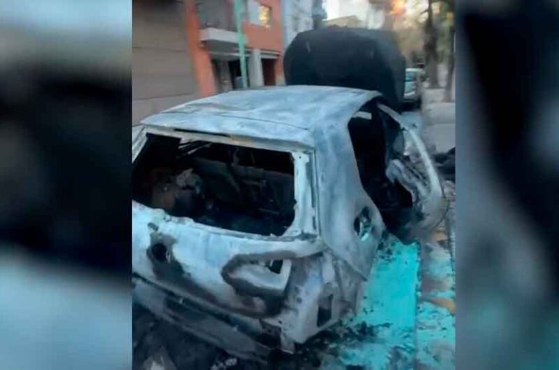 Detienen a un hombre por incendiar un auto en Caballito Detienen a un hombre por incendiar un auto en Caballito