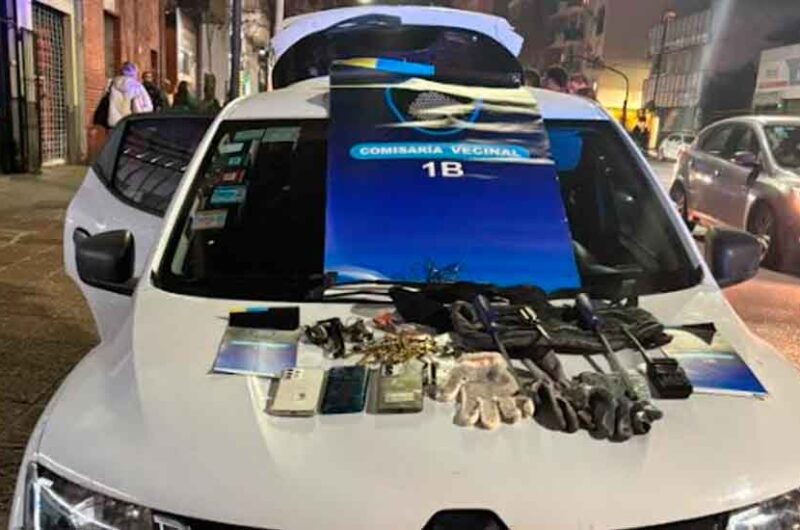 Tres delincuentes detenidos con un auto robado Tres delincuentes detenidos con un auto robado