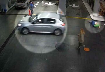 Se fue sin pagar y atropello a dos mujeres en estación de servicio