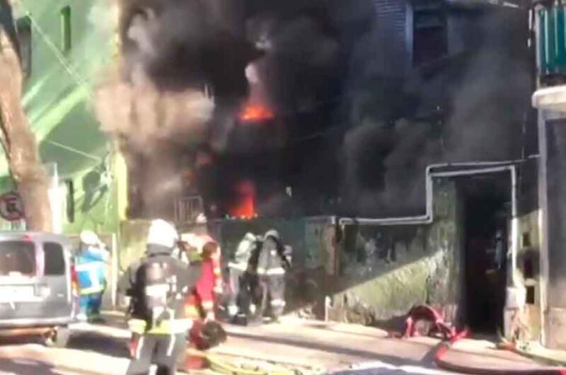 Feroz incendio en un conventillo del barrio de La Boca