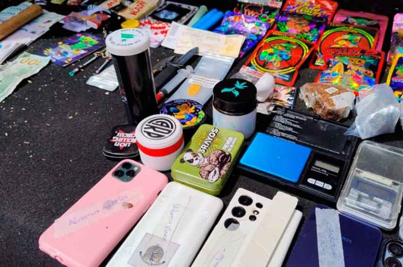 Detienen a cuatro personas que iban en un auto robado Detienen a cuatro personas que iban en un auto robado