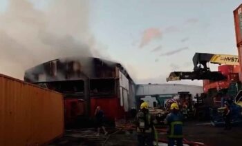 Se prendió fuego un galpón de mercadería en La Boca