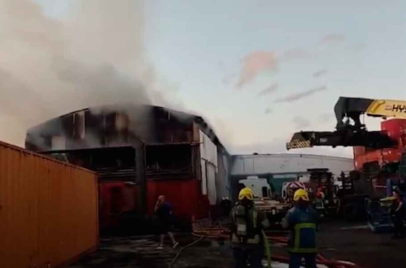 Se prendió fuego un galpón de mercadería en La Boca
