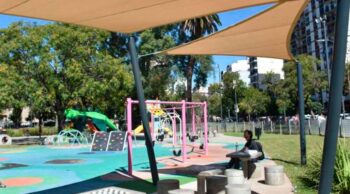 Parque Lezama: Instalan velas de sombra para las familias