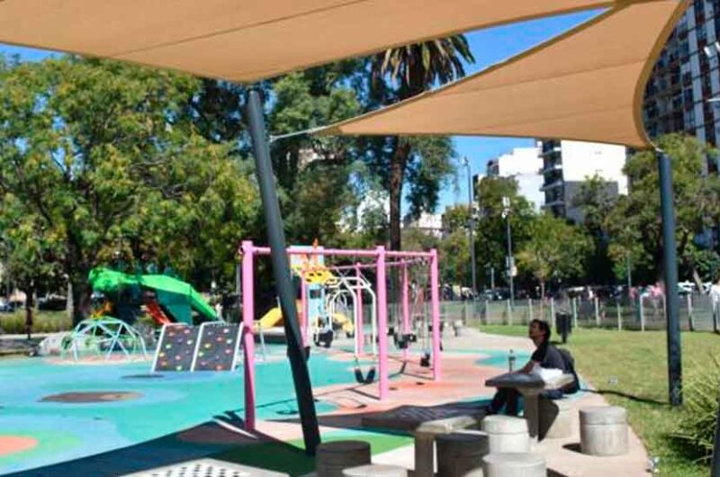 Parque Lezama: Instalan velas de sombra para las familias