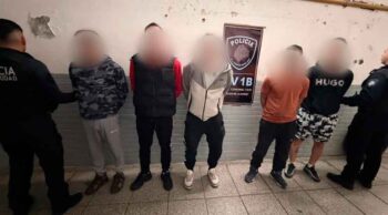 Cinco hombres detenidos tras irrumpir por la fuerza en un departamento