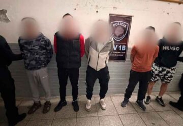 Cinco detenidos tras irrumpir por la fuerza en un departamento