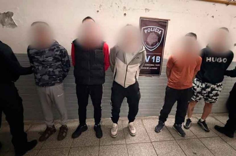 Cinco detenidos tras irrumpir por la fuerza en un departamento
