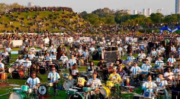 Más de 500 bateristas tocaron en simultáneo en la Costanera Norte