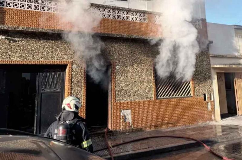 Bomberos controlaron un violento incendio en Nueva Pompeya