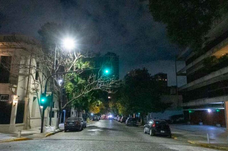 Luces LED en las veredas para reforzar la seguridad peatonal