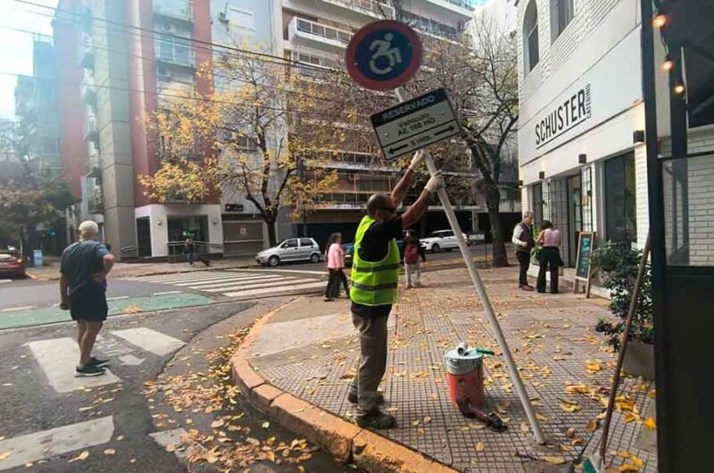 La Ciudad retiró 400 carteles truchos de reserva de espacio
