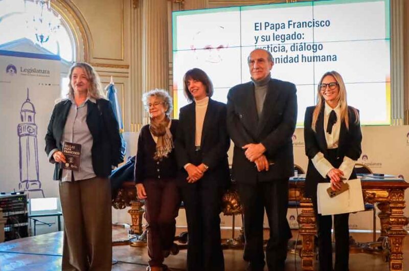 Legislatura: Homenaje al papa Francisco en el Salón Dorado Legislatura: Homenaje al papa Francisco en el Salón Dorado