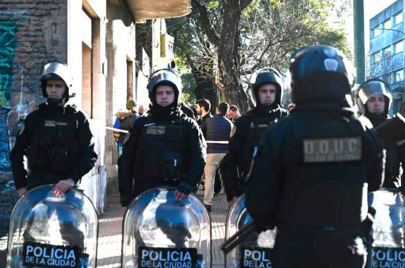 La Policía desalojó un edificio tomado desde hace 26 años La Policía desalojó un edificio tomado desde hace 26 años