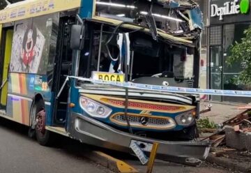 Un colectivo se subió a la vereda tras la descompensación de su chofer