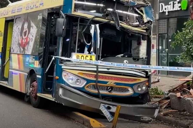Un colectivo se subió a la vereda tras descompensación del chofer Un colectivo se subió a la vereda tras descompensación del chofer