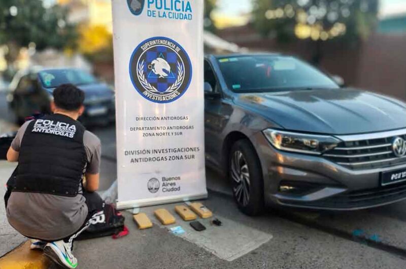La Policía detuvo a cinco personas y secuestró drogas La Policía detuvo a cinco personas y secuestró drogas