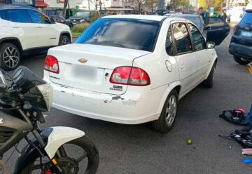 Detienen a tres colombianos que intentaron robar objetos de un auto
