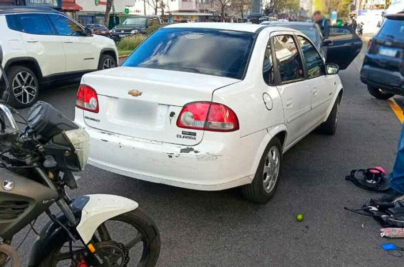 Detienen a tres colombianos que intentaron robar objetos de un auto Detienen a tres colombianos que intentaron robar objetos de un auto